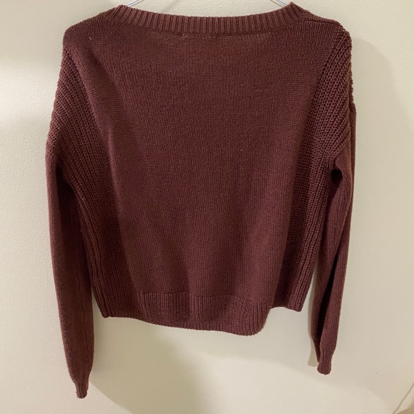 A maroon sweater - Picture 2 of 3